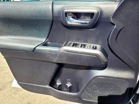 Used 2020 Toyota Tacoma TRD Sport w/ Technology Package image 13