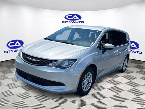 Used 2023 Chrysler Voyager LX FWD image 10