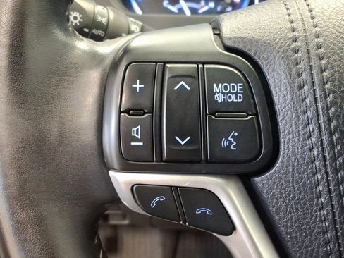 Used 2018 Toyota Highlander Limited V6 w/ 3rd Row AWD/4WD image 11