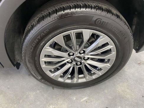 Used 2025 Cadillac XT4 Premium Luxury image 9