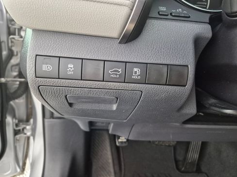 Used 2019 Toyota Camry LE w/ Convenience Package FWD image 12