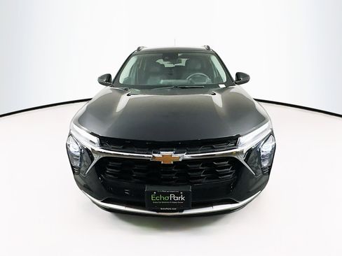 Used 2025 Chevrolet Trax LT FWD image 2