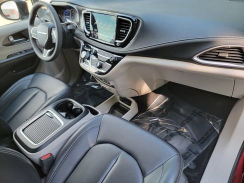 Used 2023 Chrysler Pacifica Touring-L FWD image 26