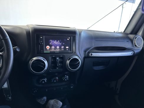 Used 2016 Jeep Wrangler Unlimited Sahara w/ Connectivity Group image 28