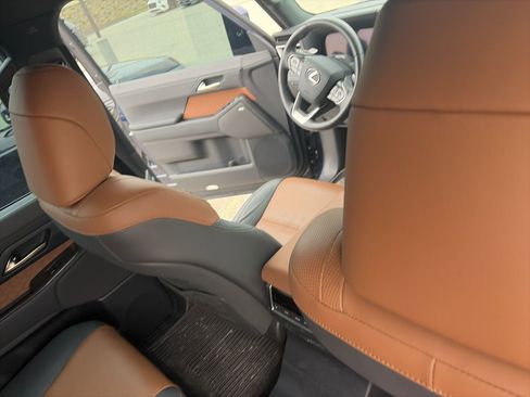 Used 2024 Lexus GX 550 w/ Accessory Package (2T) image 18