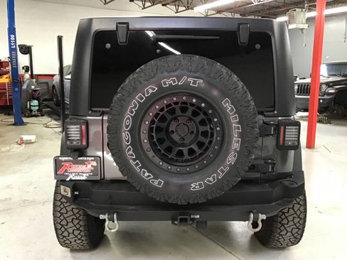 Used 2018 Jeep Wrangler Unlimited Rubicon w/ Connectivity Group AWD/4WD image 7