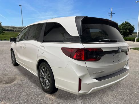 New 2026 Honda Odyssey Touring image 3