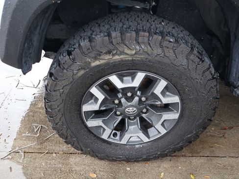 Used 2022 Toyota Tacoma TRD Off-Road w/ Technology Package AWD/4WD image 4