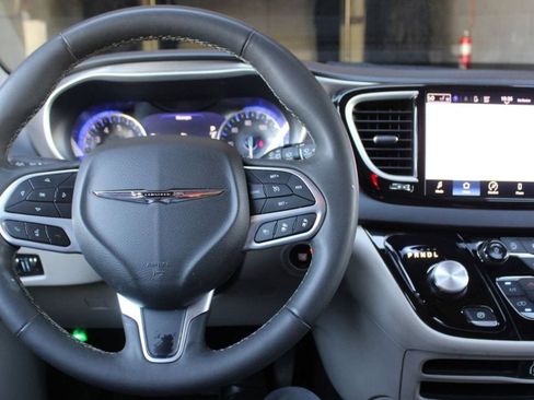 Used 2024 Chrysler Pacifica Touring-L FWD image 33
