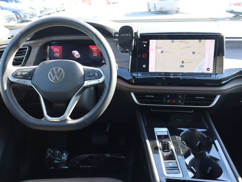 Used 2024 Volkswagen Atlas SEL AWD/4WD image 12