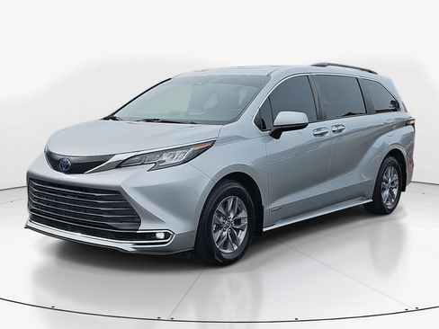 Used 2021 Toyota Sienna XLE image 10