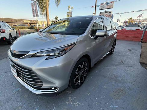 Used 2025 Toyota Sienna Platinum image 4