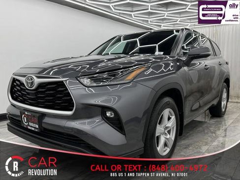 Used 2021 Toyota Highlander LE image 3