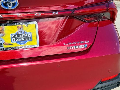 Used 2019 Toyota Avalon Limited image 13