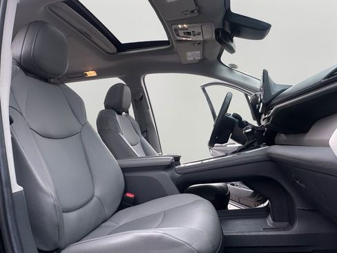 Used 2024 Toyota Sienna XLE image 24