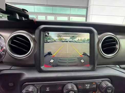 Used 2021 Jeep Gladiator Rubicon AWD/4WD image 11