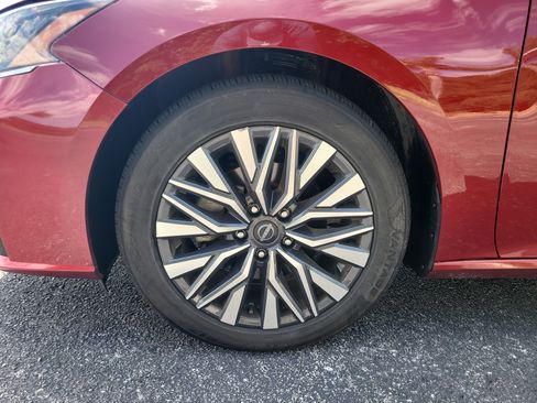 Used 2025 Nissan Altima 2.5 SV FWD image 10