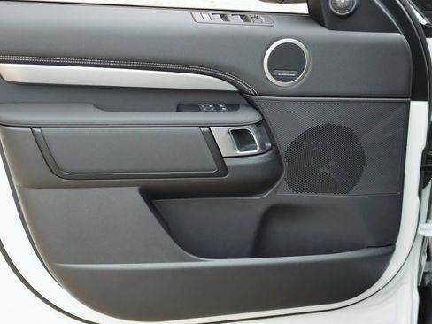 Used 2025 Land Rover Discovery Dynamic SE image 12