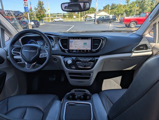 Used 2024 Chrysler Pacifica Touring-L FWD image 11