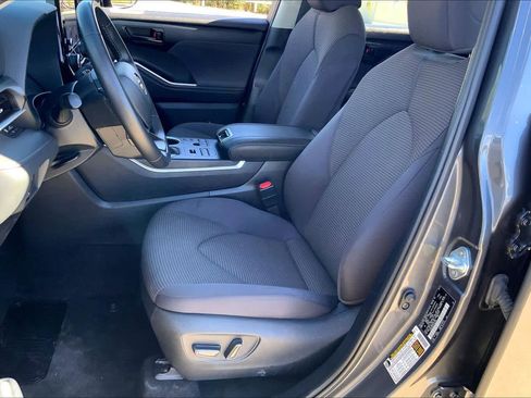 Used 2024 Toyota Highlander LE image 8