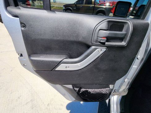 Used 2013 Jeep Wrangler Unlimited Sahara w/ Dual Top Group AWD/4WD image 19