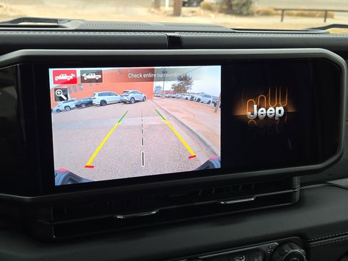 Used 2024 Jeep Gladiator Rubicon w/ Technology Group image 18