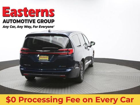 Used 2023 Chrysler Pacifica Touring-L FWD image 41