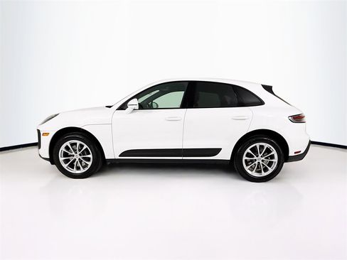 Used 2025 Porsche Macan image 2