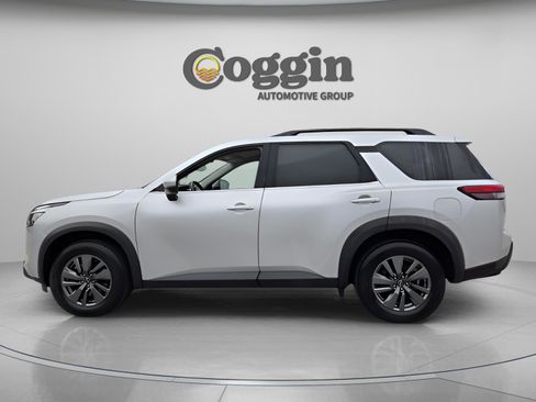 Used 2024 Nissan Pathfinder SV image 2