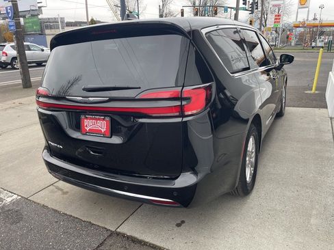 Used 2024 Chrysler Pacifica Touring-L image 40