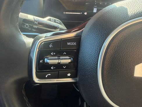 Used 2025 Kia Carnival FWD image 13