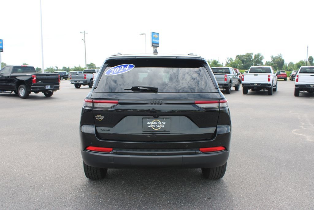 Used 2024 Jeep Grand Cherokee Altitude AWD/4WD image 8