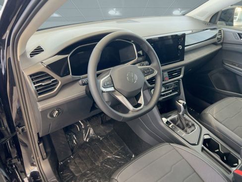 New 2026 Volkswagen Taos SE image 4