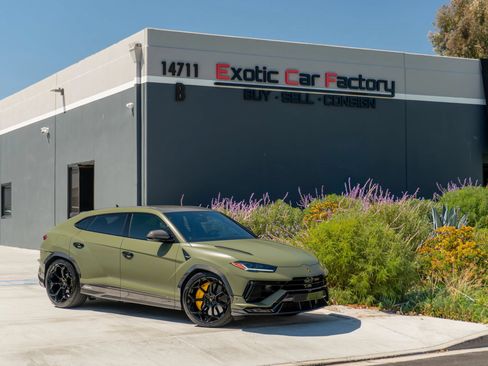 Used 2024 Lamborghini Urus Performante AWD/4WD image 1