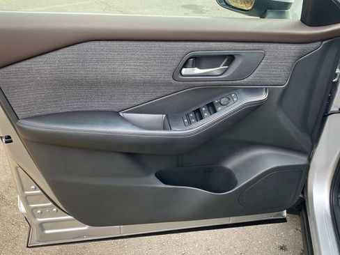 Used 2022 Nissan Rogue SV image 12