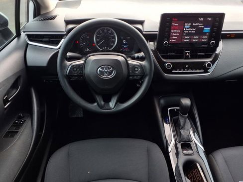 Used 2022 Toyota Corolla LE image 2