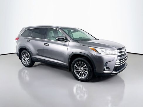 Used 2019 Toyota Highlander XLE image 3