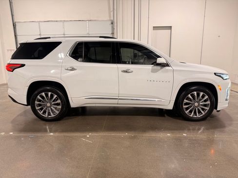 Used 2023 Chevrolet Traverse Premier FWD image 4