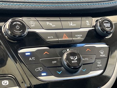 Used 2021 Chrysler Pacifica Touring w/ Uconnect Theater Family Group FWD image 24