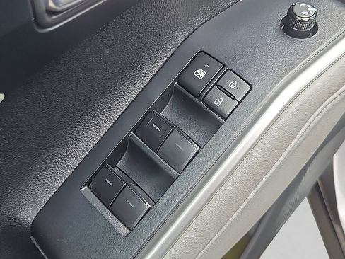 Used 2022 Toyota Highlander XLE AWD/4WD image 25