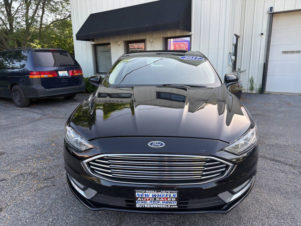 Used 2017 Ford Fusion SE w/ Equipment Group 201A FWD image 3