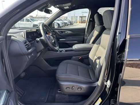 Used 2025 Chevrolet Traverse LT image 2