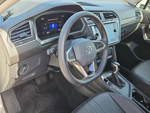 Used 2024 Volkswagen Tiguan SE FWD image 14