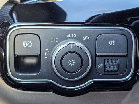 New 2025 Mercedes-Benz C 300 4MATIC Sedan image 30