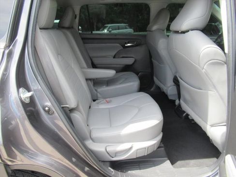 Used 2022 Toyota Highlander XLE FWD image 33