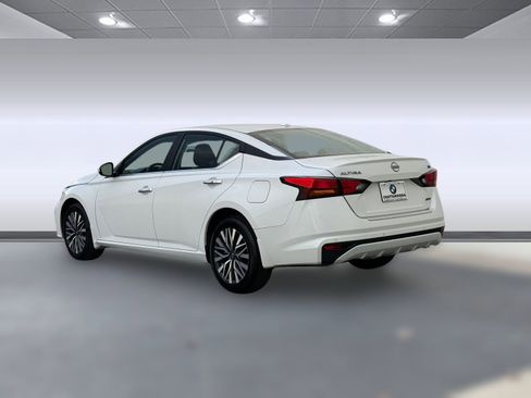 Used 2023 Nissan Altima 2.5 SV image 3