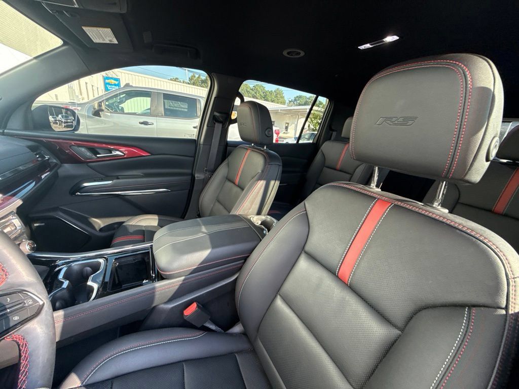Used 2026 Chevrolet Traverse RS w/ LPO, Floor Liner Package FWD image 10
