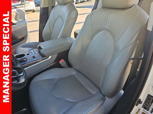 Used 2022 Toyota Highlander Limited image 16