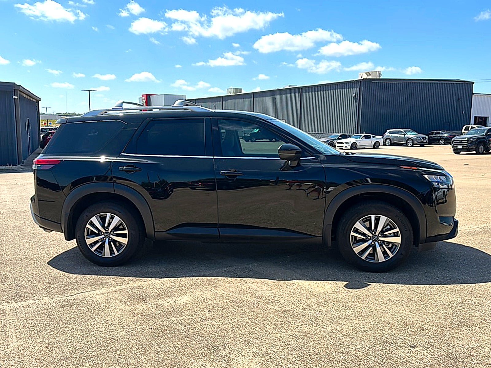 Used 2025 Nissan Pathfinder SL FWD image 9