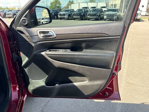 Used 2018 Jeep Grand Cherokee Altitude AWD/4WD image 19